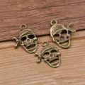 Vista dettagliata di ciondoli teschio pirata in bronzo antico per accessori gioielli. - Bronzo Antico