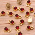 Goldfarbener Legierungsanhänger mit rotem Strass für DIY Halskette Armband Ohrring Schmuckherstellung - 1-Gold (Roter Strass)