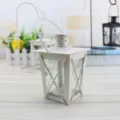 Nahaufnahme der weissen Eisenkerzenlaterne mit ihrem filigranen Metallrahmen und Design. - X-Typ Weiß