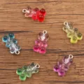 Gros plan de pendentifs colorés en résine oursons avec anneaux métalliques, accessoires de bijoux DIY. - 1 Pièce / Couleurs Mélangées Aléatoires