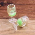 Dettaglio ciondolo bicchiere di vino in resina, accessorio fai da te con scintillante glitter. - Arancione(5)