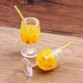 Nahaufnahme des DIY Harz Fruchtweinglas Anhängers mit niedlichen Orangenscheiben. - Orange