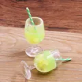 Miniatur Harz Zitrone Cocktailglas Anhänger, detailliertes DIY Zubehör für Schlüsselanhänger. - Grün