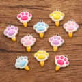 Gros plan sur les pendentifs colorés en résine forme patte d'animal pour bijoux DIY. - Glace en Forme de Patte (25I01)