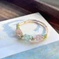 Handgemaakte kristallen macramé armband detail, delicate gevlochten netzak met stenen. - Gardenia Token