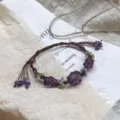 Handgemaakte macrame kristallen armband detail met bruin koord en paarse edelstenen. - Paarse Bos Kwast
