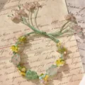 Handgemaakte macrame kristalen armband met rozenkwarts en bloemkralen, unieke boho sieraden. - Wandelen in de Tuin