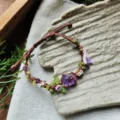 Handgemaakte macrame geweven armband met paarse kristal en bloemvormige bedels boho stijl - Wisteria