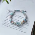 Handgemaakte macrame kristalen bloem armband detail, charmant geweven sieraden cadeau. - Bloemige Maantaal