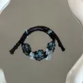 Detailopname van de prachtige handgemaakte zwarte macramé armband met unieke blauwe stenen. - Diep Blauw Geheim