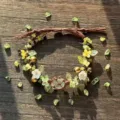 Handgemaakte macrame kristal bloem armband variant, mooie groene stenen met parels. - Bloemig Groen