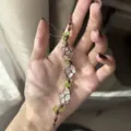 Handgemaakte macramé kristallen armband met ruwe stenen en groene kralen, unieke boho polssieraad. - Vergruisde kristallen
