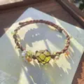 Handgemaakte macrame geweven kristallen armband met groene steen en bloem kralen. - Lente Wildflowers