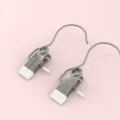Pinza de ropa de metal multifuncional con gancho y funda protectora antideslizante, portátil. - Blanco