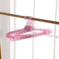 Colgador de ropa telescópico rosa, tendedero de plástico antideslizante con gancho. - Telescópico / Rosa