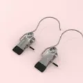 Set de pinzas para ropa de metal con ganchos y puntas negras antideslizantes prácticas. - Negro