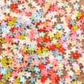 Détail de breloques en résine avec petites fleurs colorées, idéal pour nail art et coque de téléphone. - Style De Fleur Mixte 2