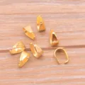 Detailansicht von goldenen Anhängerbügeln, Metallverbindern für Halsketten und Armbänder Schmuck. - 100 Stück/Packung / Gold