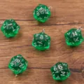 Ciondolo dado acrilico verde a 20 facce, dado trasparente 19x23mm per creazione gioielli. - Verde