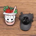 Bonito broche de metal bubble tea de fresa, pin de esmalte de dibujos animados lindo. - Taza de Té con Leche de Fresa / 23x30mm