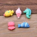 Jolis pendentifs en résine d'animaux marins de dessin animé colorés styles mixtes pour bijoux - Série Vie Marine (26E01-05) / 10 Pièces/Pack / Thème de Couleurs Océan