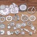 Abalorios de aleación de plata antigua con engranajes y relojes para pulseras y joyas DIY. - Plata Antigua