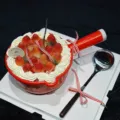 Imagen principal de pastel fresas cucharón rojo creativo, postre de tendencia con crema. - Gran Tamaño Especial Pastel Cazo de Agua Con Cuchara