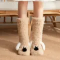 Zachte pluizige puppy vloersokken voor de winter, dikke warme pluche huissokken in kaki. - Lichte Koffiebruine Puppy