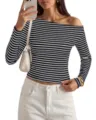 Detailansicht eines stylischen schwarz-weißen gestreiften schulterfreien Langarmshirts. - S / Oberteile / Schwarz