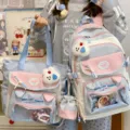 Pastel Ita Rucksack Set Detailansicht mit transparentem Fenster und Plüschtier Anhänger. - 2-teiliges Rucksack- und Tragetaschen-Set (Mit Zubehör) / Blau
