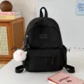 Zaino casual nero in nylon per viaggi da donna con simpatico portachiavi in peluche. - Con Ciondolo / Taglia S / Nero
