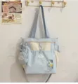 Niedliche hellblaue Canvas-Tragetasche mit vielen Fächern und klarem Fenster für den Alltag - Schultasche Mit Anhänger / Blau