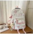 Detailansicht des süßen weißen Rucksacks mit rosa Trägern und Fächern für den täglichen Schulweg. - Weiß klein + 2 Schmetterlingssterne + Mondanhänger