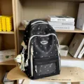 Schwarzer Rucksack mit Sternenmuster, transparentem Frontfach und mehreren Fächern für Schüler. - Schwarzer Rucksack Mit Mondanhänger
