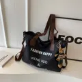 Schwarze Canvas Tote Tasche mit braunen Trägern, große Umhängetasche für Schule und Alltag. - Mit Anhänger / Schwarz