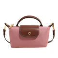 Rosa Nylon Mini Umhängetasche mit braunem Ledergriff und Überschlag, modische Handtasche. - Rosenrosa