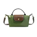 Grüne Nylon-Minihandtasche mit brauner Lederklappe, Henkel und verstellbarem Schulterriemen. - Grün