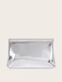 Nahaufnahme des silbernen Metallic-Finishs und stabilen Metallrahmens dieser eleganten Abendtasche. - 27cmx4cmx17cm / Silber