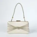 Detailaufnahme einer beige Satin Abendtasche mit funkelnden Strassketten und edlem Knotendesign. - Elfenbein
