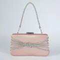 Elegante rosa Satin Abendtasche Detail mit Strassriemen und funkelndem Kristallknoten. - Aprikose