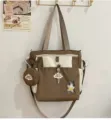 Süße Canvas Umhängetasche für Damen, lässige Tragetasche mit Fächern und niedlicher Puppe. - Schultasche Mit Anhänger / Braun