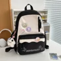 Schwarz-weisser Rucksack fuer Damen, grosse Kapazitaet Schulranzen mit niedlichen Anstecknadeln. - Groß Mit Anhänger / Schwarz