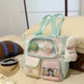 Süßer Pastell Multi-Taschen Ita Rucksack mit Sichtfenster und Plüsch Anhängern. - Tragetasche (Mit Anhänger Und Zwei Lollis) / Grün