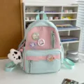 Pastellrosa gruner niedlicher Schulrucksack mit schonen Abzeichen und Pluschgehange gros. - Klein Mit Anhänger / Grün