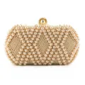 Detailaufnahme einer handgefertigten Perlen-Clutch mit feinem geometrischem Perlendesign. - 20x11x7cm / Gold