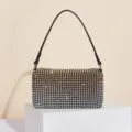 Detailaufnahme der glitzernden Strass-Abendhandtasche mit Farbverlauf und schwarzem Henkel. - 19x10.5x7cm / Gelber Farbverlauf