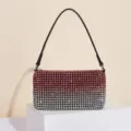 Nahaufnahme einer glitzernden Strass-Schultertasche mit Farbverlauf und edlem Henkel. - 19x10.5x7cm / Roter Farbverlauf