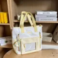 Modische Stofftasche mit gelbem Sternenmuster, Sichtfenster vorne und niedlichem Anhänger. - Gelbe Tragetasche Mit Mondanhänger