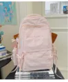 Nahaufnahme des rosa Freizeitrucksacks mit Vorderstickerei und Seitentaschen für den Weg zur Arbeit. - Rosa (Ohne Anhänger)