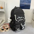 Lässiger College-Rucksack in Schwarz mit weißem Besatz, mehreren Taschen und großem Volumen. - Rucksack Mit Anhänger / Schwarz